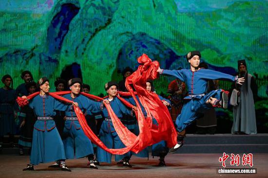 4月18日晚，新编历史京剧《阳明悟道》在遵义大剧院上演。 中新社记者 瞿宏伦 摄