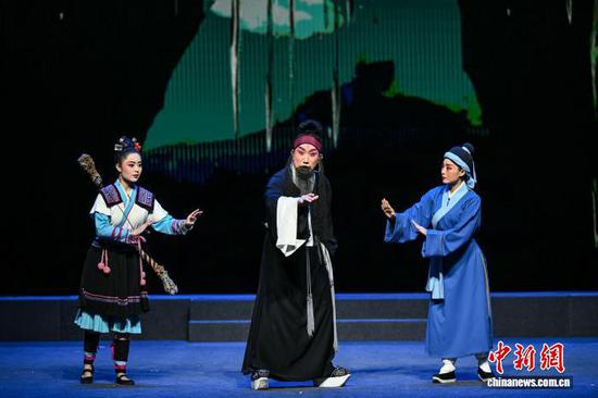 4月18日晚，新编历史京剧《阳明悟道》在遵义大剧院上演。 中新社记者 瞿宏伦 摄
