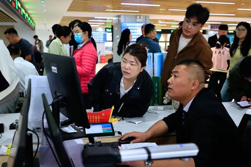 在喀什，局长“坐窗口”陪您办业务