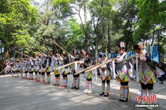 图为苗族群众在岜沙苗寨向游客表演民俗节目。罗京来 摄