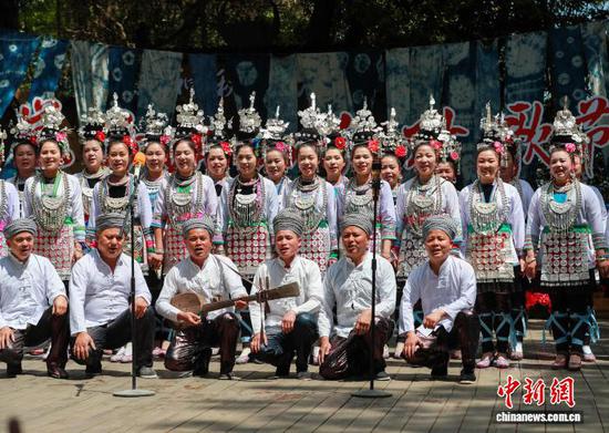 图为侗族群众在岜沙苗寨向游客演唱侗族大歌。罗京来 摄