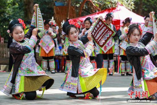 图为苗族群众在岜沙苗寨向游客表演民俗节目。罗京来 摄