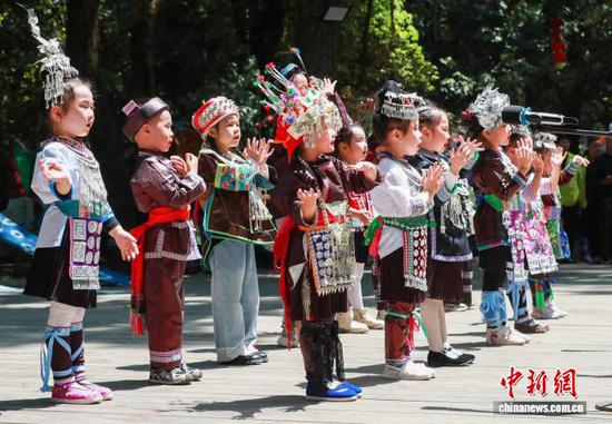 图为侗族小朋友在岜沙苗寨向游客演唱侗族大歌。罗京来 摄