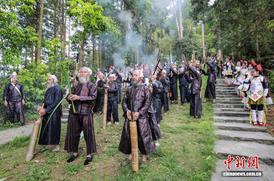 贵州岜沙苗寨民族风情引客来