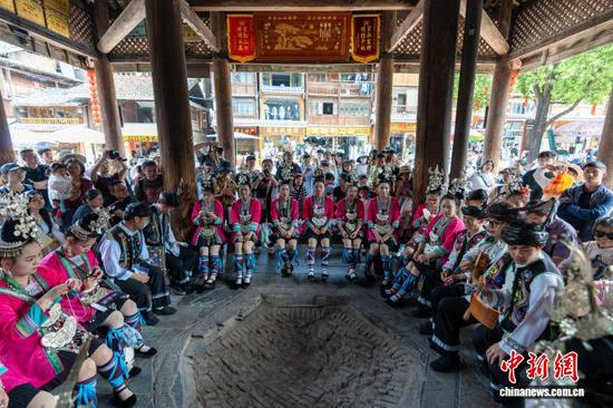 4月19日，在贵州省黎平县的肇兴侗寨，侗族群众在鼓楼下习歌。龙建睿 摄