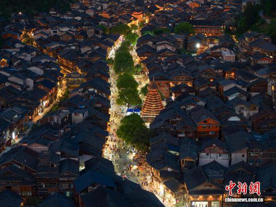 4月18日，航拍贵州省黎平县肇兴侗寨街道夜景。龙建睿 摄