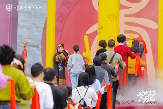 游客登上“同心纳福”台 图源景宁县委宣传部