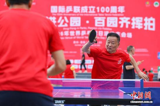 图为乒乓球爱好者在百台千人赛比赛中。中新社记者 瞿宏伦 摄