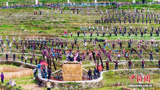 4月19日，村民在贵州省从江县加榜梯田上参加“开秧门”春耕仪式，当地通过传统春耕仪式、农耕文化展示、梯田走秀、爬梯田趣味比赛等系列活动，展示古老的农耕文化，吸引众多游客前来游玩体验。