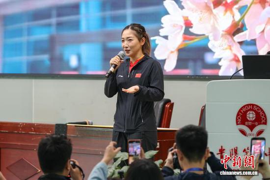 图为刘诗雯在国球进校园环节中和贵阳一中学生交流。中新社记者 瞿宏伦 摄