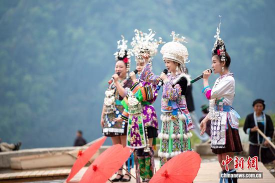 图为村民在贵州省从江县加榜梯田上参加“开秧门”春耕仪式。