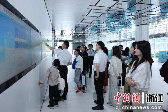 机长家属参观长龙航空。&nbsp;长龙航空&nbsp;供图