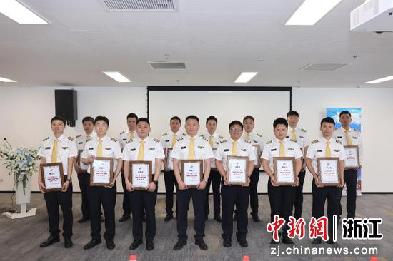 长龙航空新受聘的机长。&nbsp;长龙航空&nbsp;供图