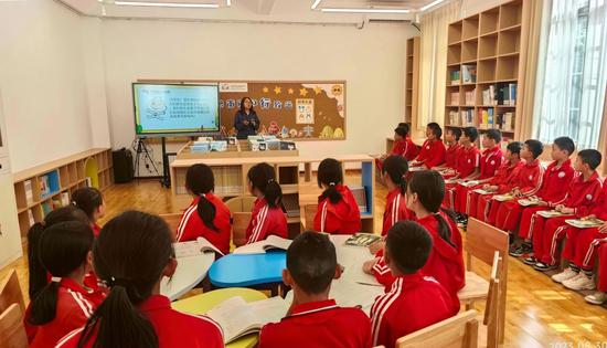 在安顺市普定县化处镇播改小学南网知行书屋里，南方电网贵州安顺普定供电局组织青年志愿者开展送电力安全知识进校园活动，通过观看用电安全视频、有奖问答、电力科普小实验等方式，向同学们传授电力能源、安全用电等知识。王进 摄