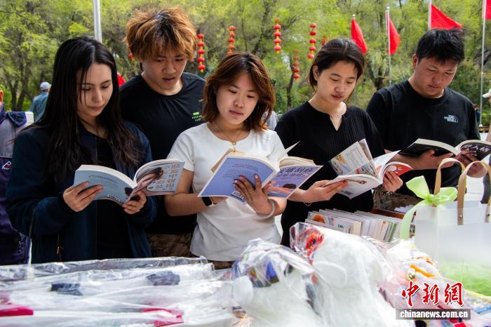 乌鲁木齐：市民在书香中感受传统文化
