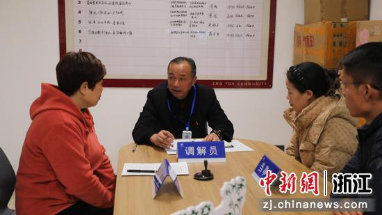 贾国华进行调解。余杭区委宣传部供图