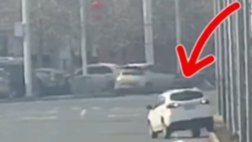 惊险！买馕忘拉手刹，爱车溜坡撞上绿化带