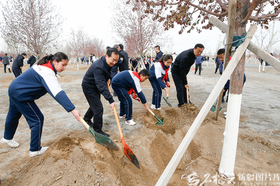 4月21日，自治区党委书记陈小江在乌鲁木齐县乌板乌水公路两侧生态防护林建设工程现场，参加义务植树活动。天山网-新疆日报记者 谢龙摄