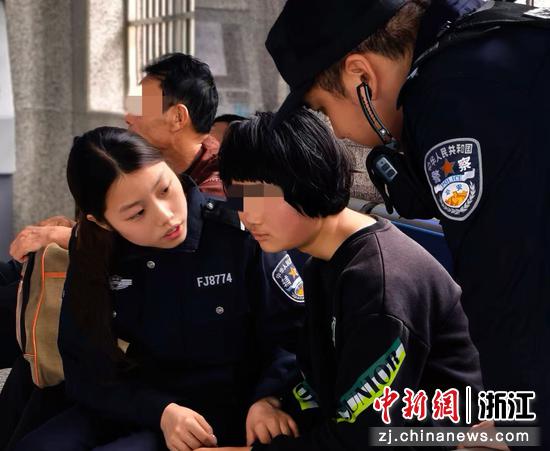 近日,浙江衢州民警安抚走失女孩。衢州派出所 供图 近日,浙江衢州民警安抚走失女孩。衢州派出所 供图
