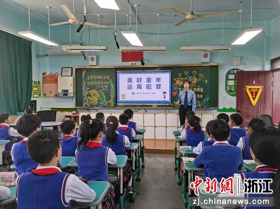 检察官走进学校讲授法治课(资料图)。绍兴市检察院 供图 检察官走进学校讲授法治课(资料图)。绍兴市检察院 供图