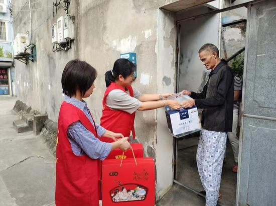“幸福来敲门”志愿者上门陪聊慰问&nbsp;社区供图