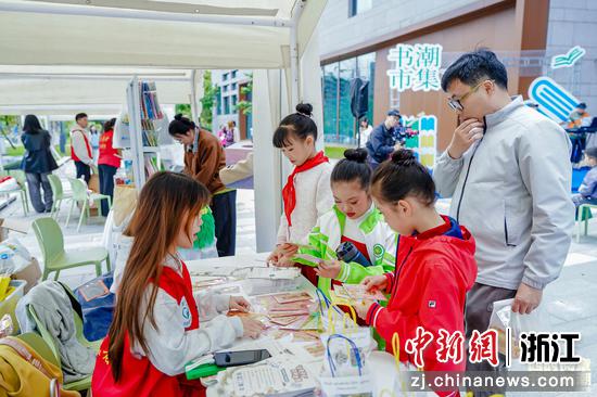 4月23日，“书潮集市”活动现场。（主办方供图）