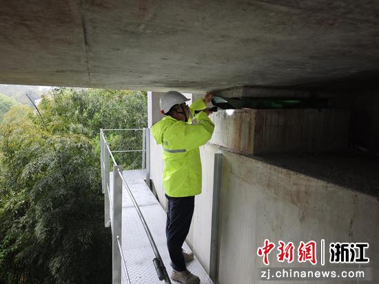 工作人员对桥梁支座进行检查。温州管理中心&nbsp;供图