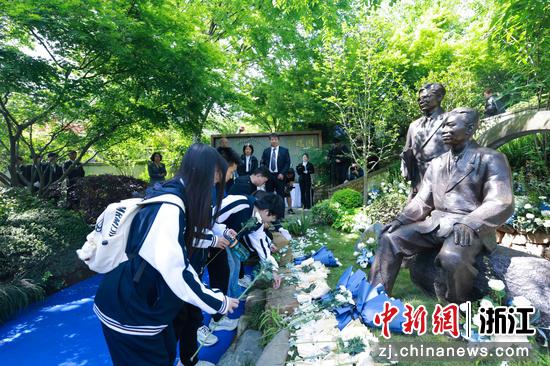 活动现场，浙江科技大学学生代表献花。主办方供图