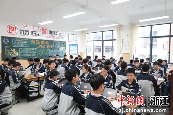 学生参与AI创思课堂。 海亮科服 供图 学生参与AI创思课堂。 海亮科服 供图