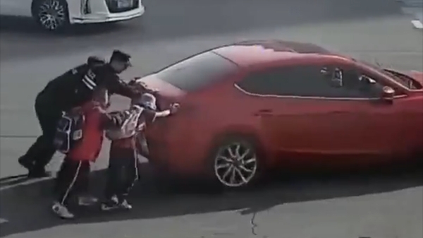 新疆库尔勒：车辆故障 5名小学生帮民警推车