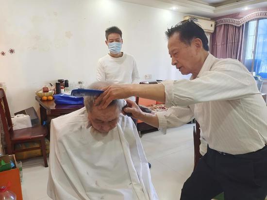 “香香爱心理发室”成员上门为老年人免费理发&nbsp;社区供图