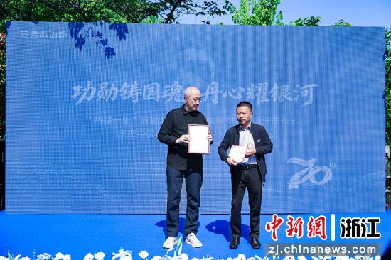 活动现场，钱振宇捐赠。主办方供图