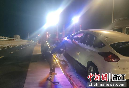 施救队员施救故障车辆。台州管理中心&nbsp;供图