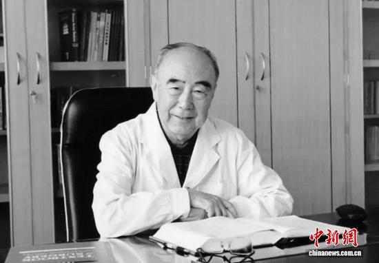 图为中国首届“国医大师”吴咸中。(天津医科大学供图)