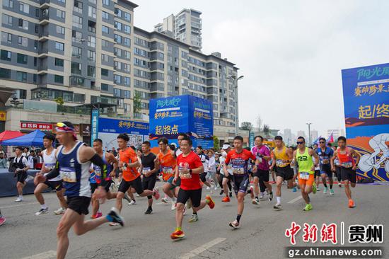 2026贵州·威宁划骑跑三项公开赛现场，参赛选手在奋力奔跑。赵庆能 摄