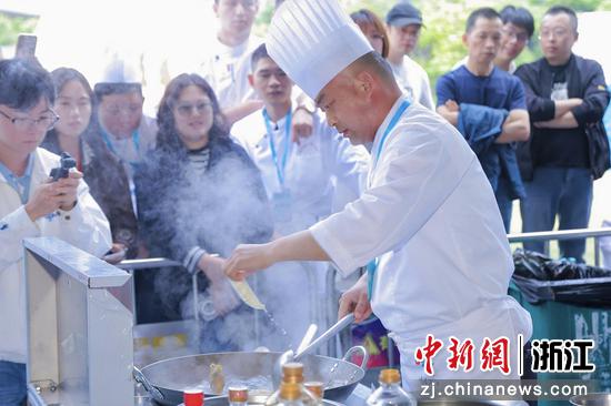 参赛选手正在制作参赛菜品。主办方 供图 参赛选手正在制作参赛菜品。主办方 供图