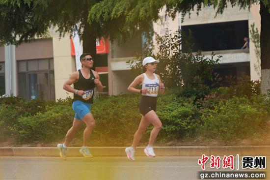 2026贵州·威宁划骑跑三项公开赛现场，参赛选手在奋力奔跑。赵庆能 摄