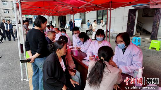 4月25日，民建中央民建贵州省委医疗专家组在赫章县医院义诊现场。陈永鹏摄