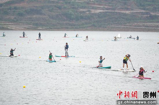 在2026贵州·威宁划骑跑三项公开赛现场，参赛选手在奋力划桨板，一幅百舸争流的景象。陈逍 摄