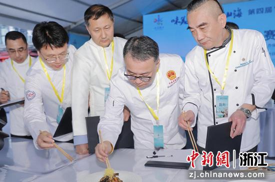 评委试吃杭州队选手的菜品。主办方 供图 评委试吃杭州队选手的菜品。主办方 供图