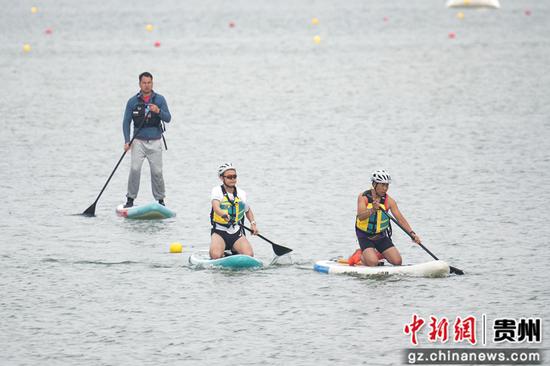 2026贵州·威宁划骑跑三项公开赛现场，参赛选手在奋力划桨板。陈逍 摄