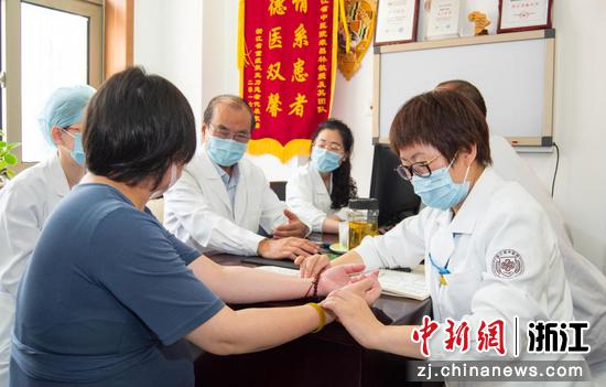专家在门诊中。受访者供图
