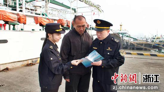舟山市市场监管局定海分局工作人员在定海区干览镇远洋船只码头，对远洋渔船船员开展安全用药科普宣传。&nbsp;孙旭阳 摄