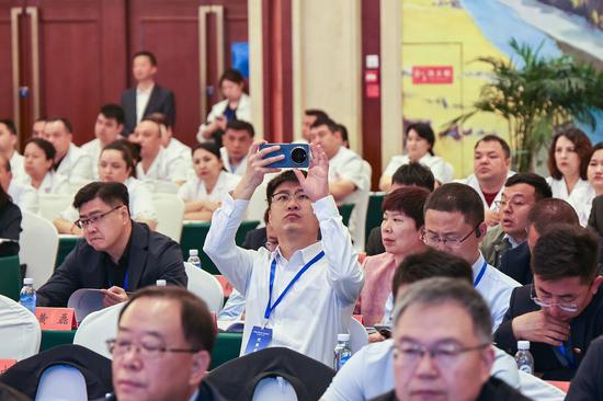 与会嘉宾认真参会。 许晓龙 摄20