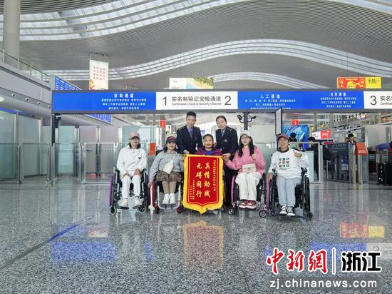 近日,残疾旅客给宁波火车站工作人员捐赠锦旗。宁波站供图 近日,残疾旅客给宁波火车站工作人员捐赠锦旗。宁波站供图
