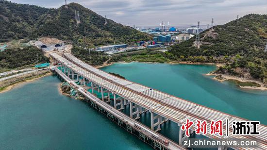 俯瞰千亩岙水库大桥。杭甬复线宁波三期项目&nbsp;供图