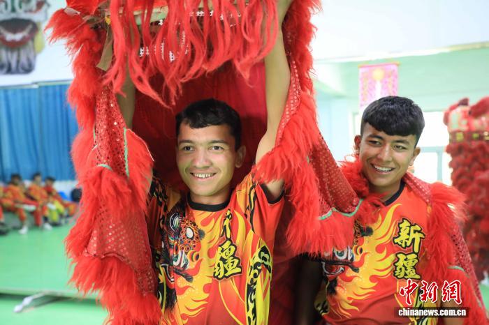 新疆：天山脚下狮腾跃 少年胸中梦起航