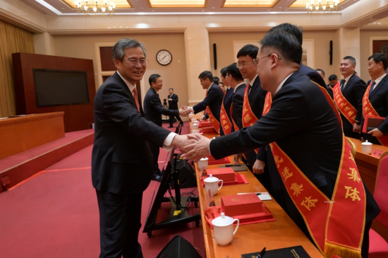 4月27日，兵团第十一批省市援疆工作总结表彰大会举行。表彰会后，自治区党委副书记、兵团党委书记、政委何忠友与受到表彰的先进集体和先进个人代表亲切交谈。兵团日报全媒体记者 张鑫 摄