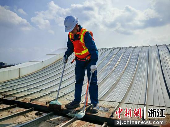 维修员进行淤泥清理。浙江轨道集团海宁运营公司&nbsp;供图