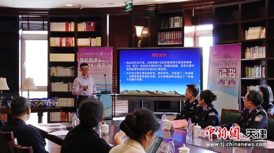 图为南开大学金融学院教授为公安民警和学生授课。(北京铁路公安局天津公安处供图) 图为南开大学金融学院教授为公安民警和学生授课。(北京铁路公安局天津公安处供图)
